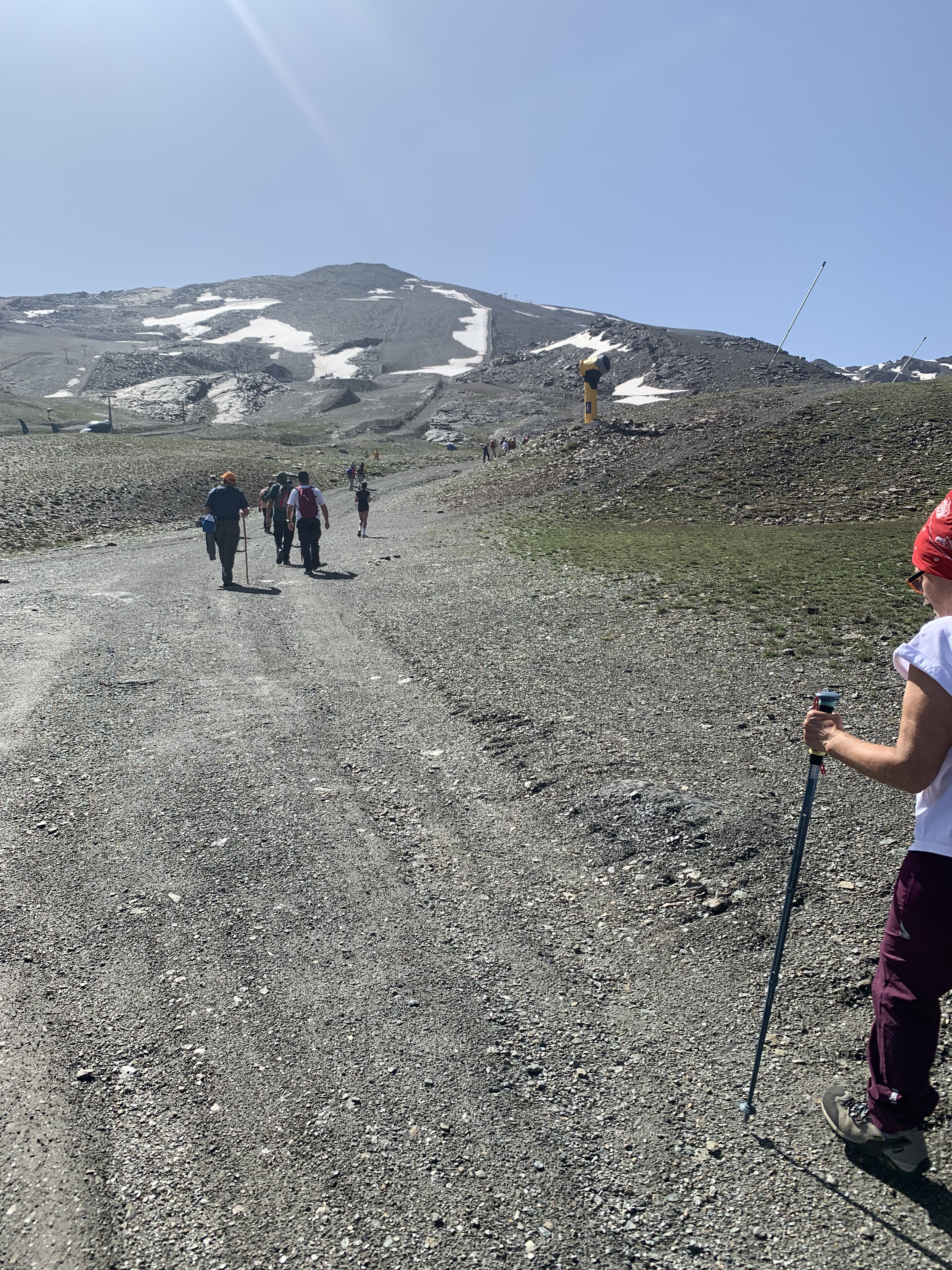 Fotografía de senderistas en Sierra Nevada camino a la laguna de las Yeguas