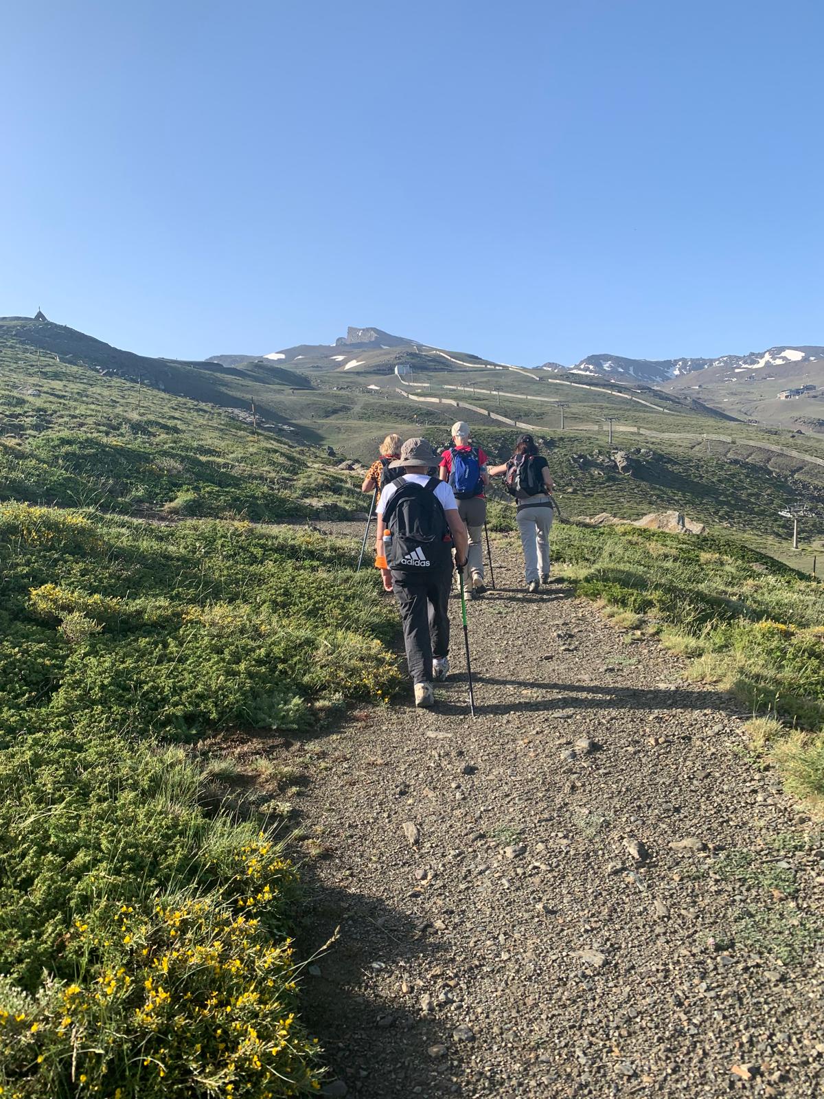 Fotografía en la montaña de Dílar de senderistas